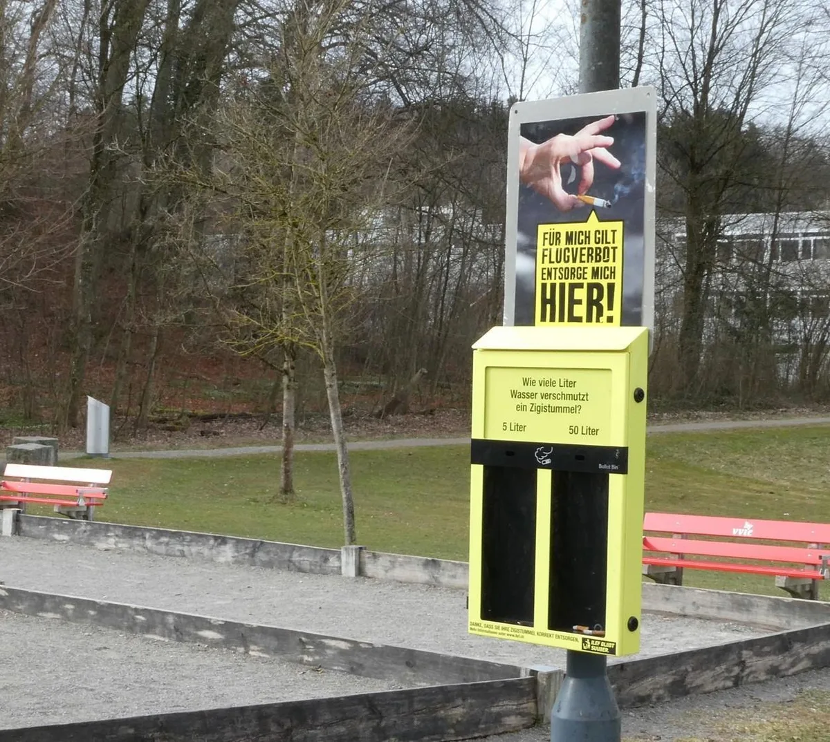 Man sieht einen Aschenbecher, der aussieht wie eine Abstimmungsurne.